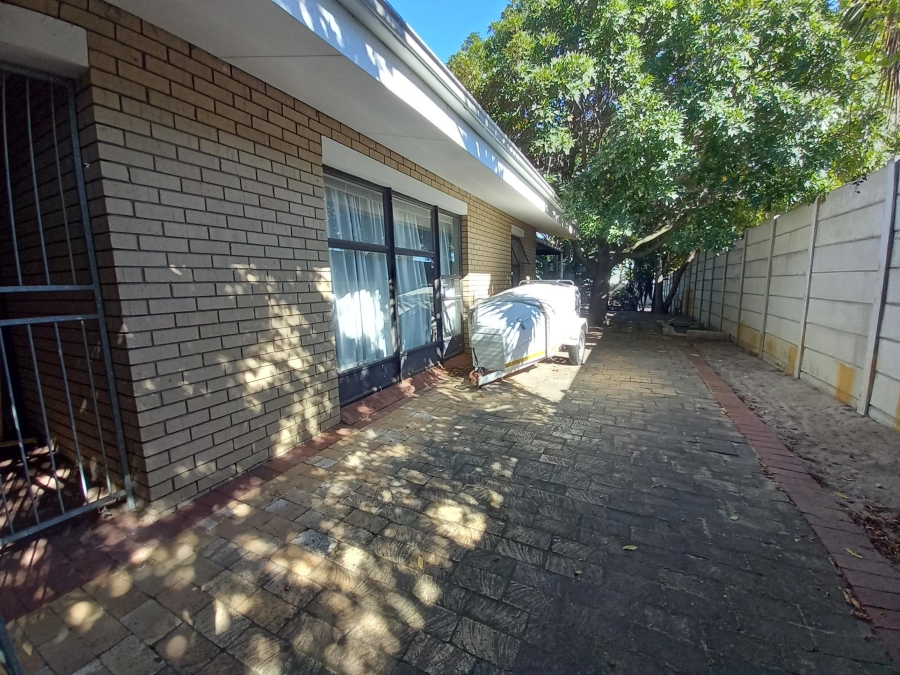 To Let 4 Bedroom Property for Rent in Rouxville Western Cape